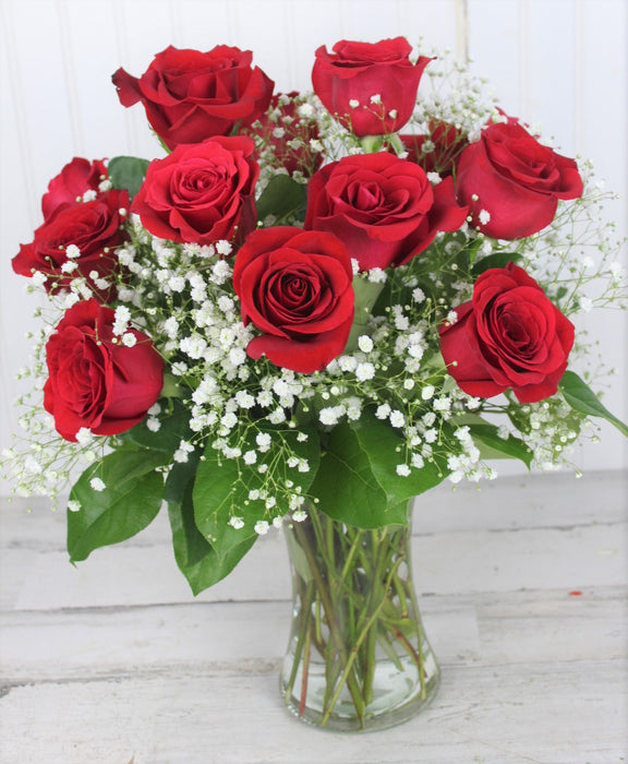 Traditonal Dozen Long Stem Red Rose With Baby Breath In a Vase